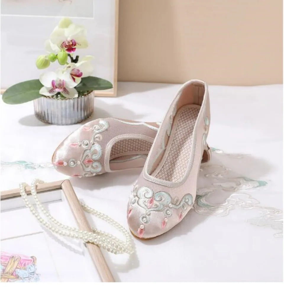 Ladies Pointed Toe Embroidered Slip On Pumps Chinese Style Breathable Retro Loafers Women Spring Summer Dress Shoe